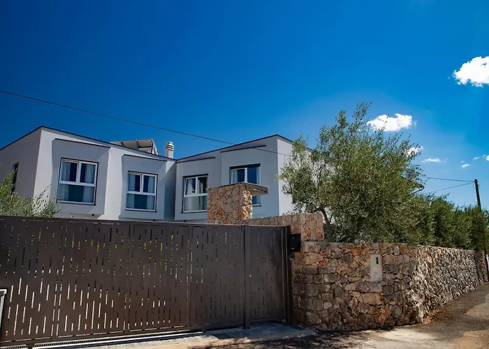 Luxury Lanterna Heated Pool Jacuzzi *