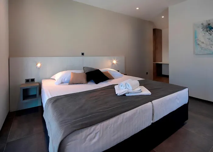 Luxury Lanterna Heated Pool Jacuzzi Malinska