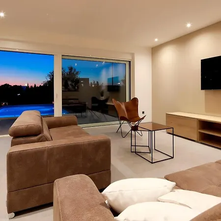 Luxury Lanterna Heated Pool Jacuzzi