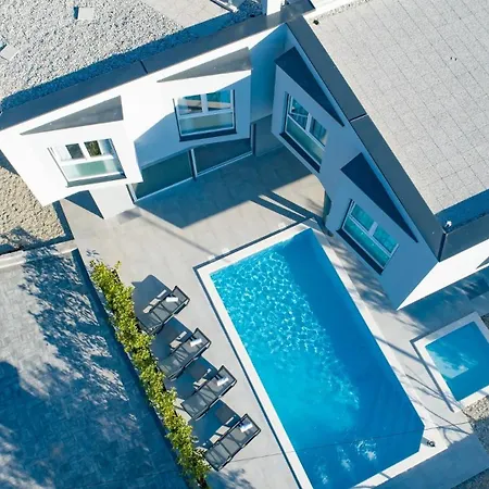 Luxury Lanterna Heated Pool Jacuzzi Villa