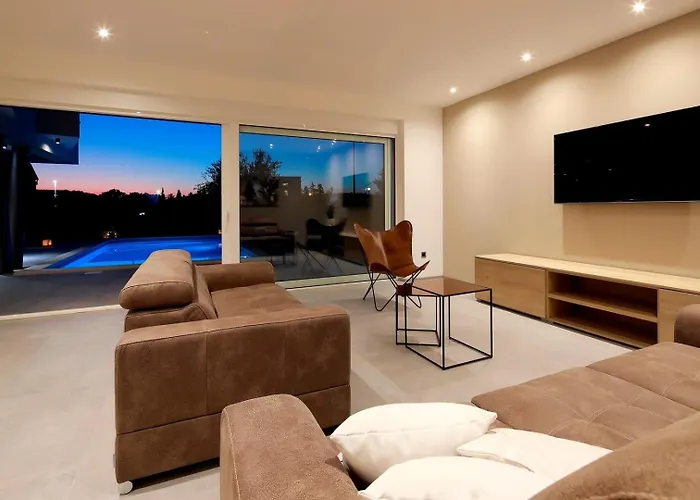 Luxury Lanterna Heated Pool Jacuzzi