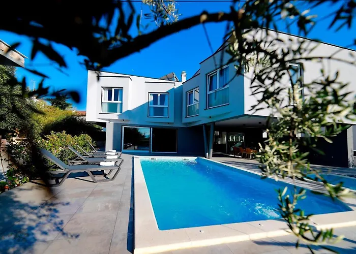 Luxury Lanterna Heated Pool Jacuzzi Villa *