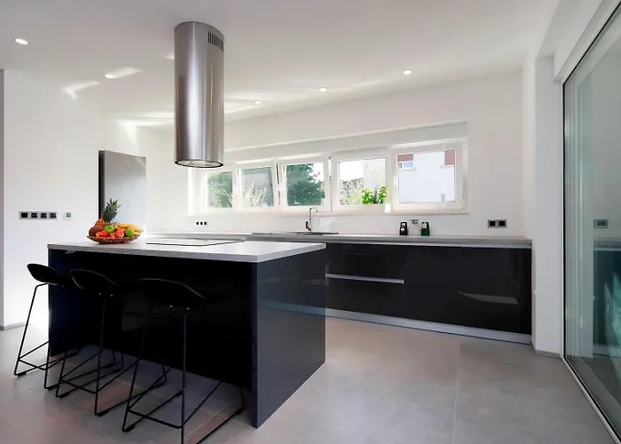 Luxury Lanterna Heated Pool Jacuzzi