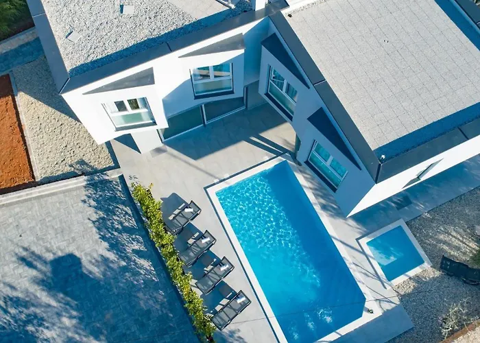 Luxury Lanterna Heated Pool Jacuzzi Villa