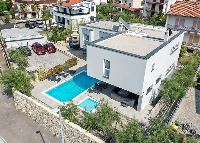 Luxury Lanterna Heated Pool Jacuzzi Villa